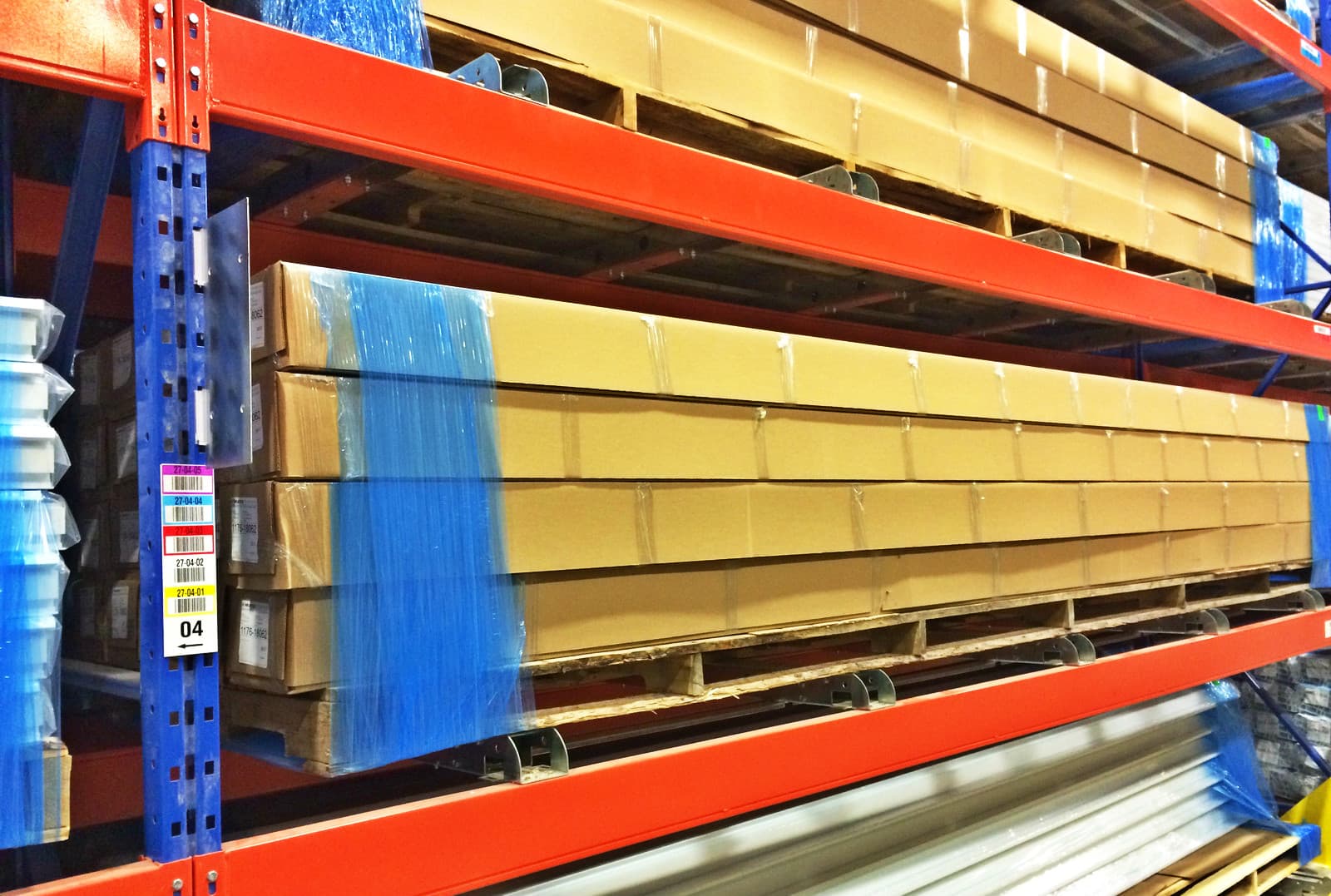 Stored extra-wide pallets on Flow Rail